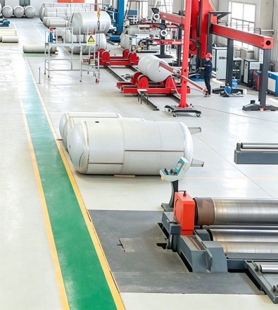 Plastic Injection Molding - Two‑Stage Oil‑Injected Rotary Screw with 8,000 L Horizontal Air Receiver