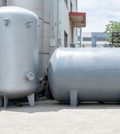 Plastic Injection Molding - Fixed‑Speed Oil‑Injected Rotary Screw with 3,000 L Horizontal Air Receiver
