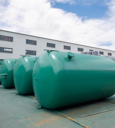 Glass Manufacturing - Water-Injected Oil-Free Rotary Screw with 4,000 L Horizontal Air Receiver