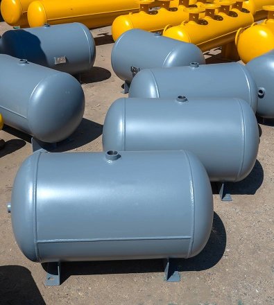 Plastic Injection Molding - Two‑Stage Reciprocating Compressor with 2,500 L Vertical Air Receiver
