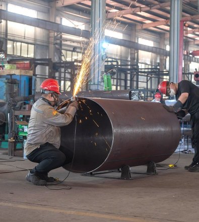 Glass Manufacturing - Two-Stage Oil-Injected Rotary Screw with 8,000 L Horizontal Air Receiver